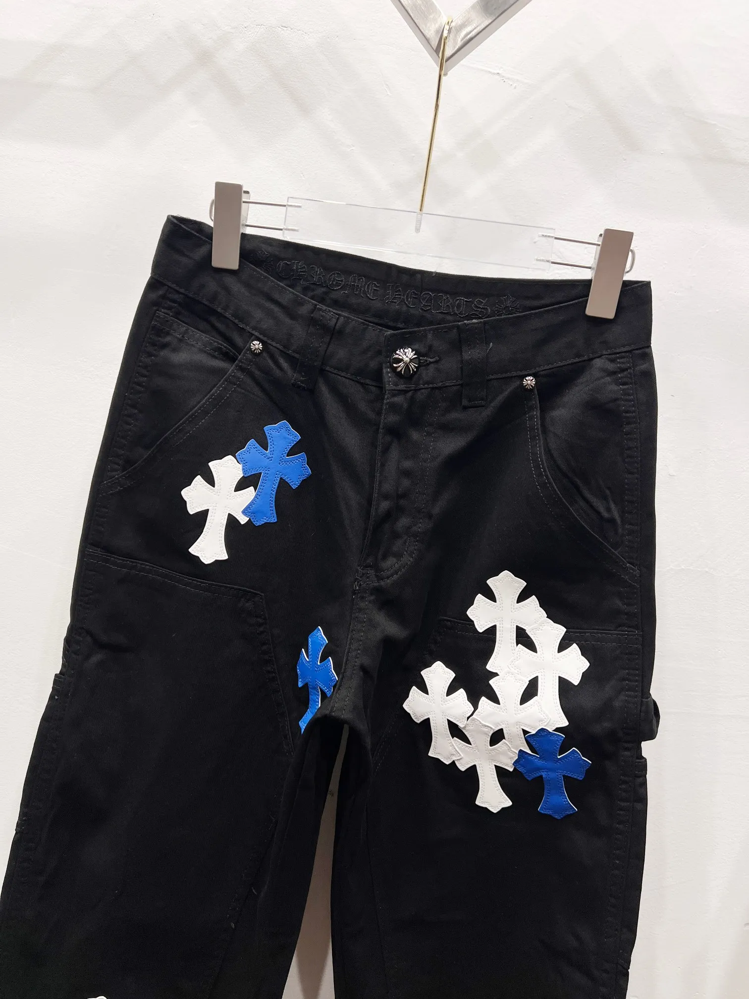 P260 Style: (r016) Croxin & 𝐂𝐡𝐫𝐨𝐦𝐞 𝐇𝐞𝐚𝐫𝐭 ss25 black white grain leather denim workwear logging pants. Styles with different washed textures are very friendly to people with thin legs. The slightly flared version perfectly modifies the leg shape. The timeless and moderate length makes it easy to match and match. It is the basis for various styles and is a must-have in your wardrobe! The fabric is stiff but also makes the upper body soft without losing texture. The washing process is even more perfect. It is a must-have item for everyone! ! ! Washed wheat, hang tag, pants label, three labels complete Color: black Size: 28-30-32-34-36
